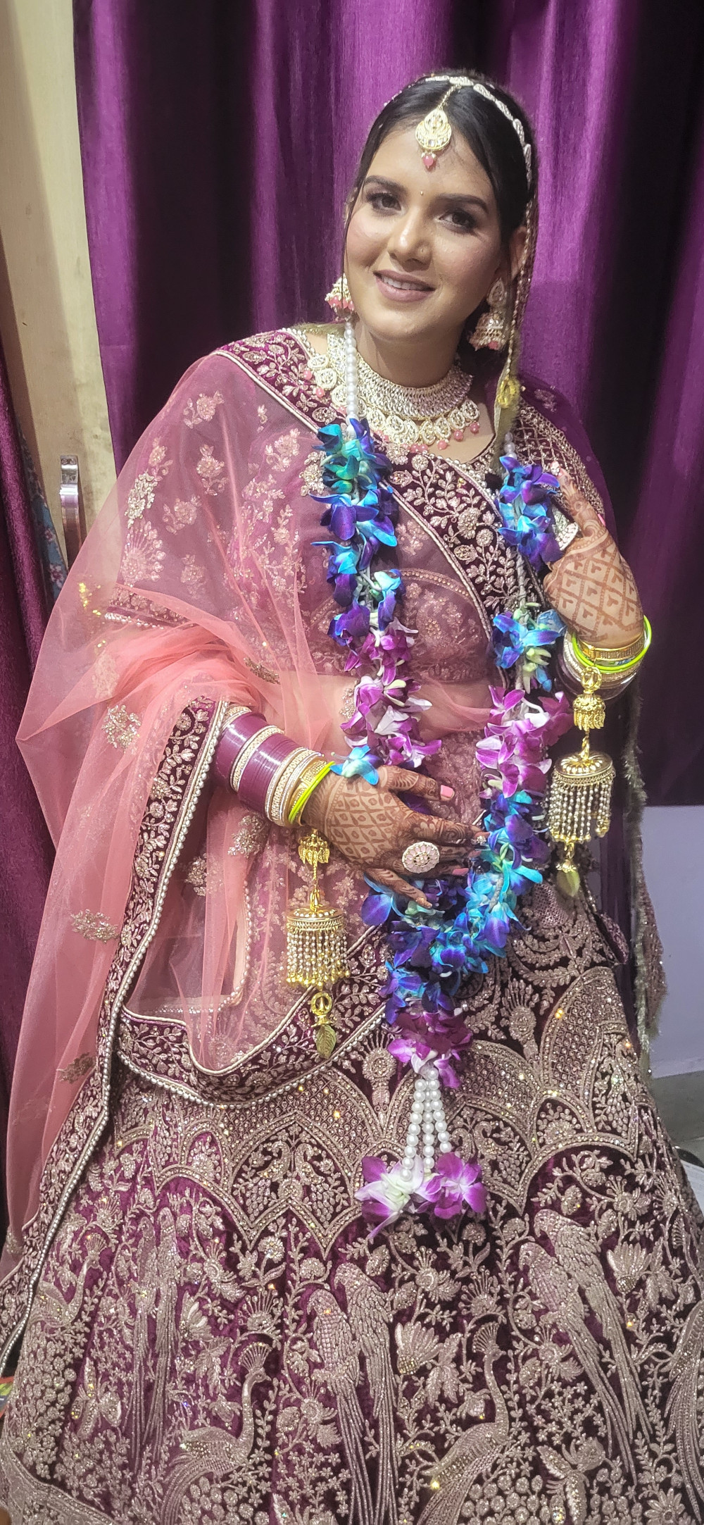 Gargi en robe de mariage